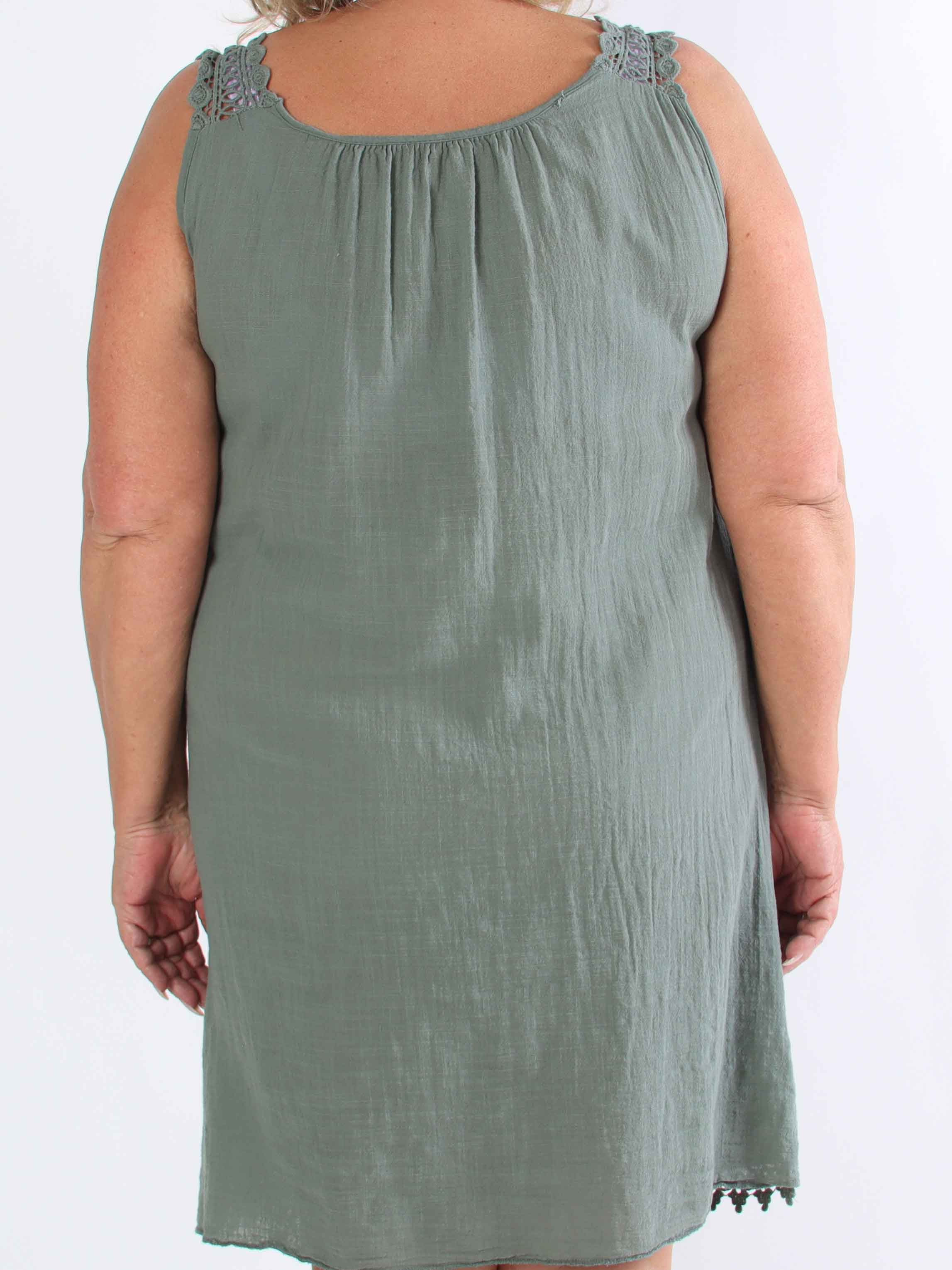 Zella - Söt bomullsklänning i plusstorlek med broderade band